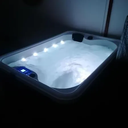 Moment De Douceur Avec Veritable Jacuzzi